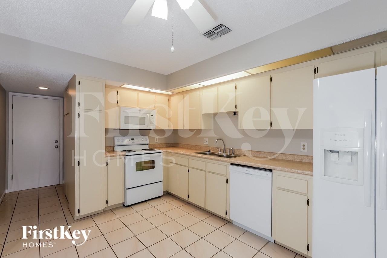 4030 Cypress Lndg E - Photo 5 of 16