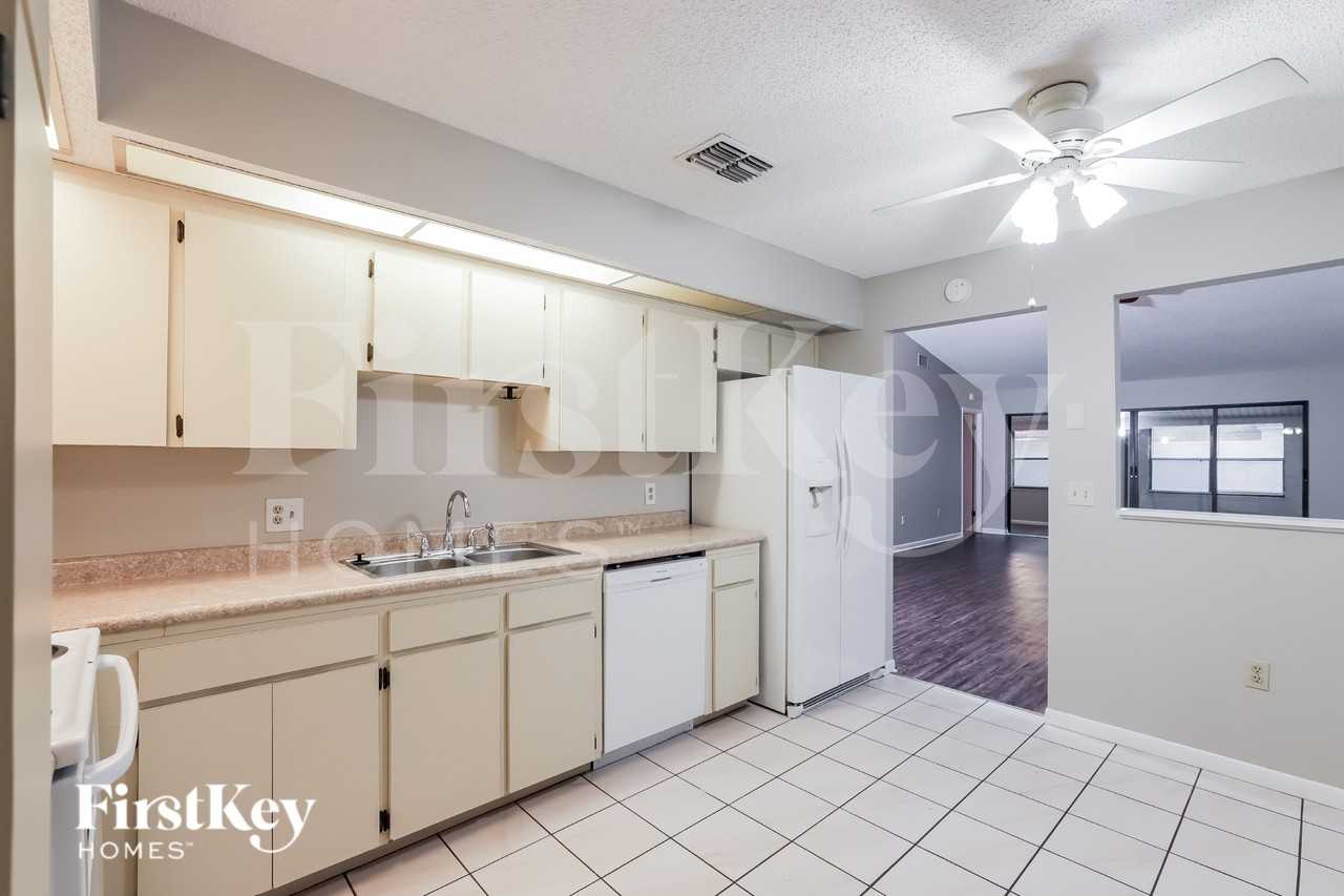 4030 Cypress Lndg E - Photo 6 of 16
