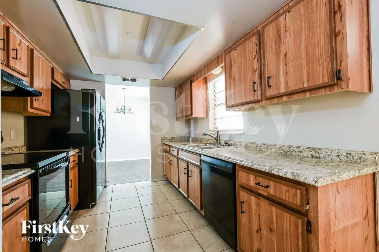 1701 Freeman Dr - Photo 5 of 16