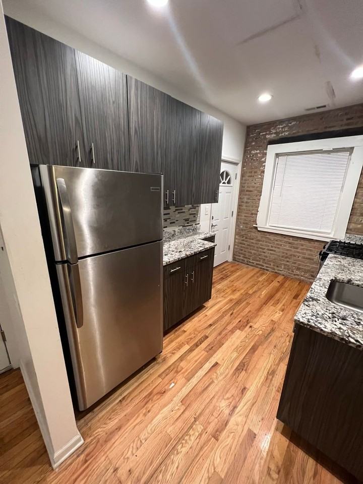S Dorchester Ave #2W - Photo 4 of 17