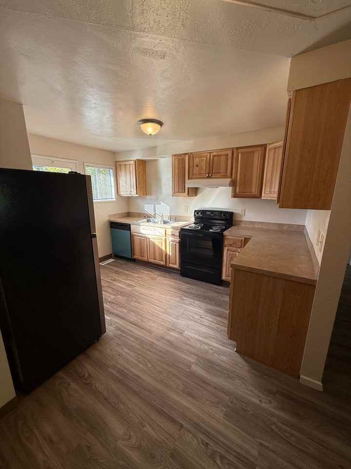 453-132 Stoneway Apartments - Photo 2 of 11