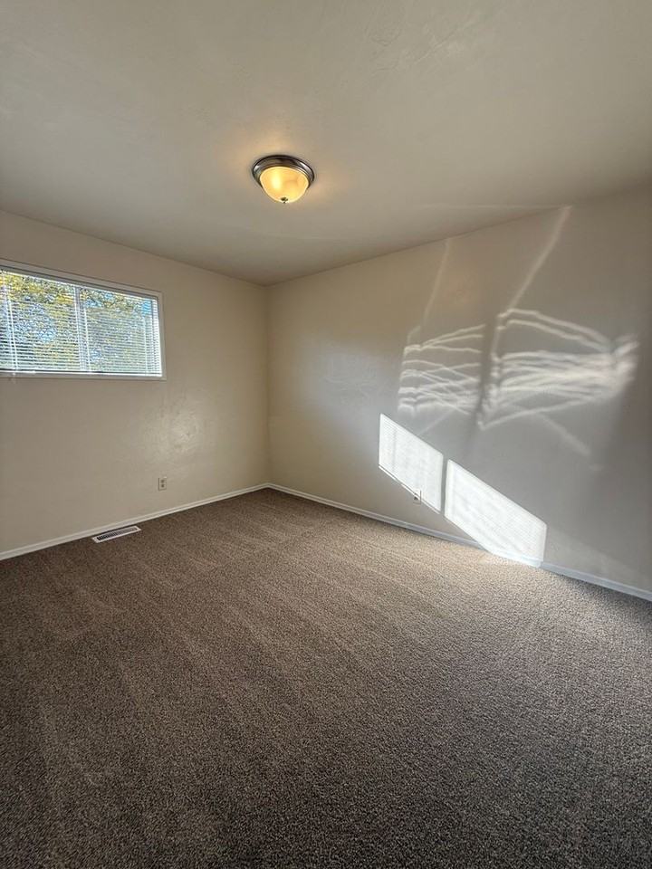 453-132 Stoneway Apartments - Photo 7 of 11