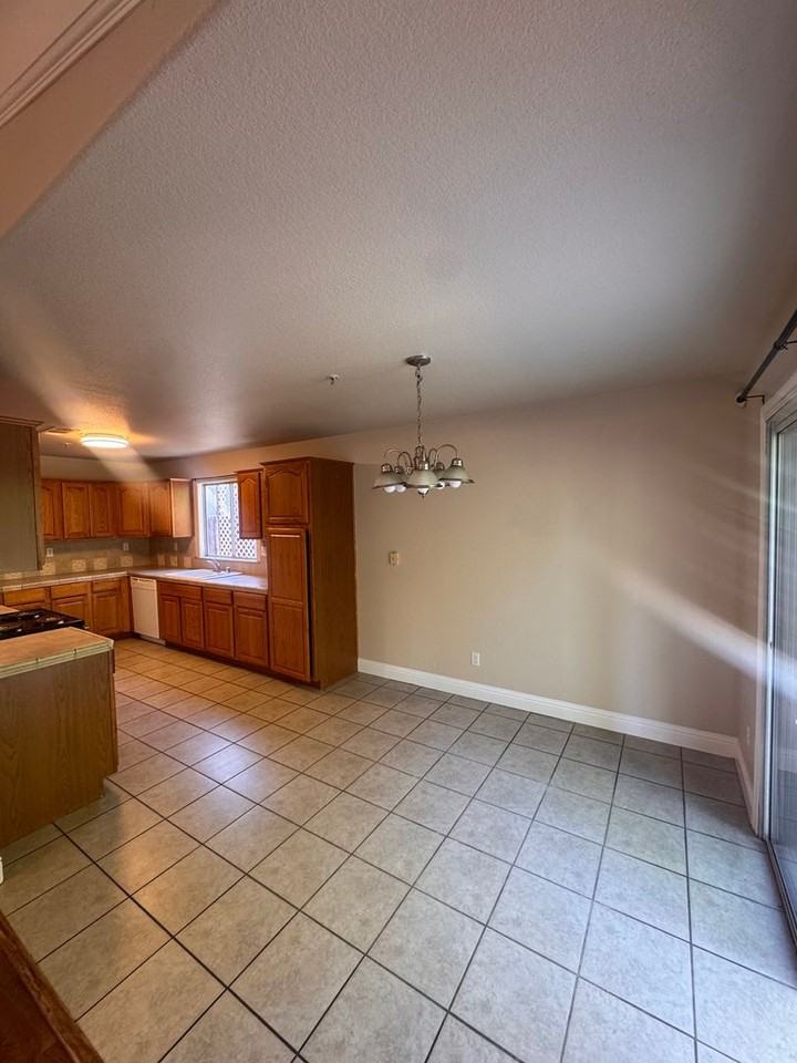 4928 N Thorne Ave - Photo 6 of 34