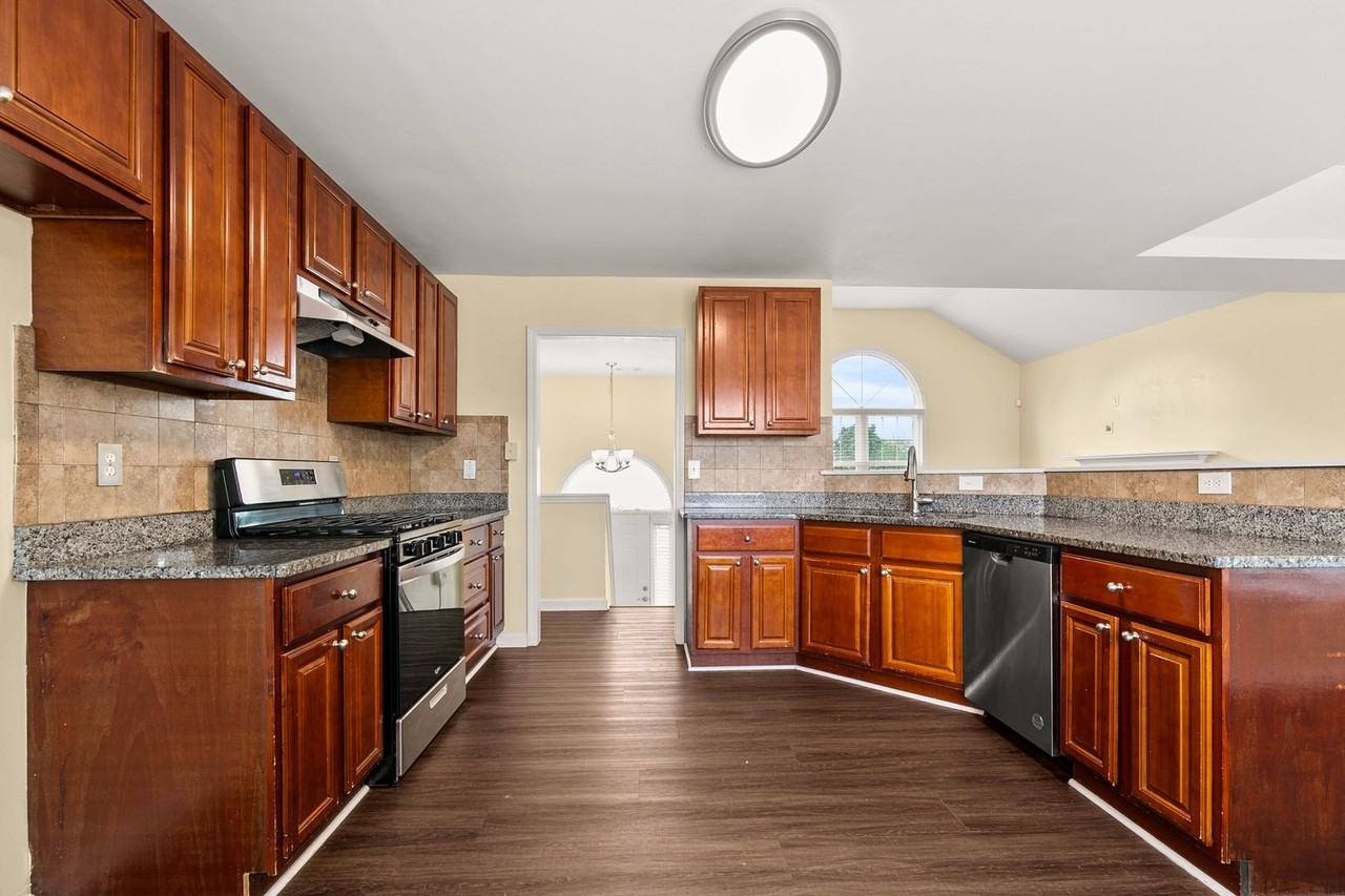 7187 Williams Rd - Photo 4 of 32