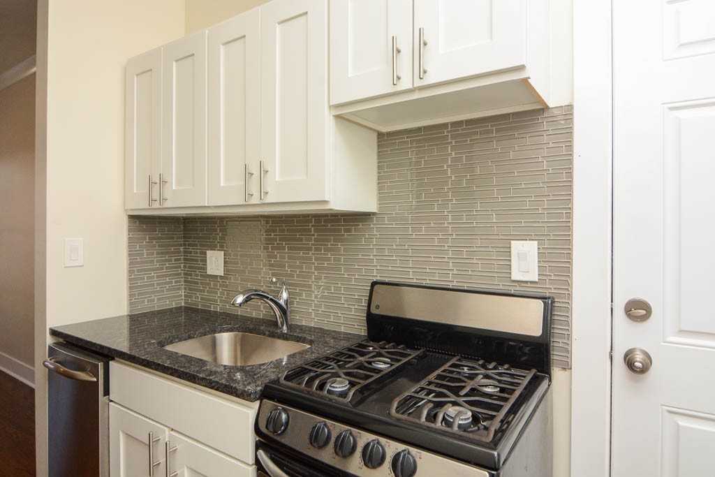 W Roscoe St #NA8 - Photo 3 of 15