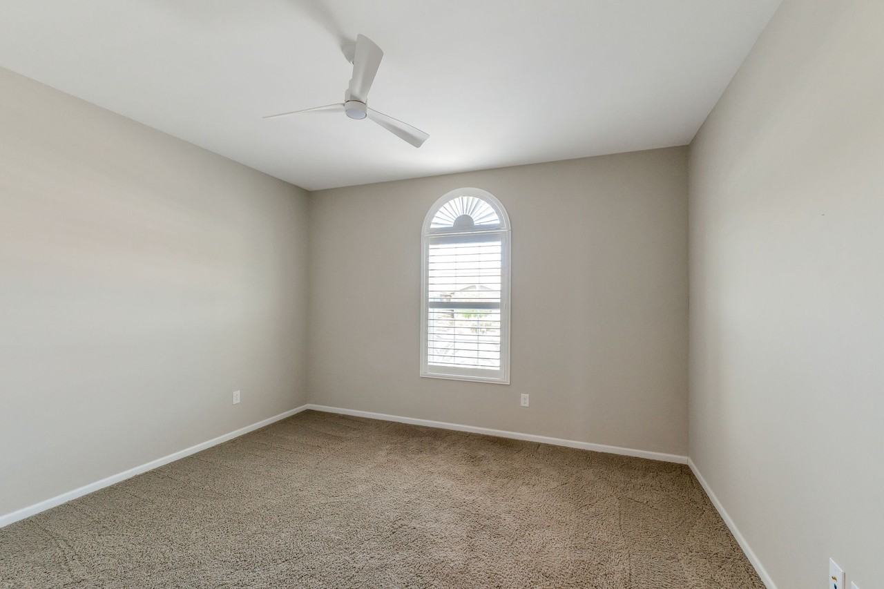 7631 W Laurel Ln - Photo 3 of 33