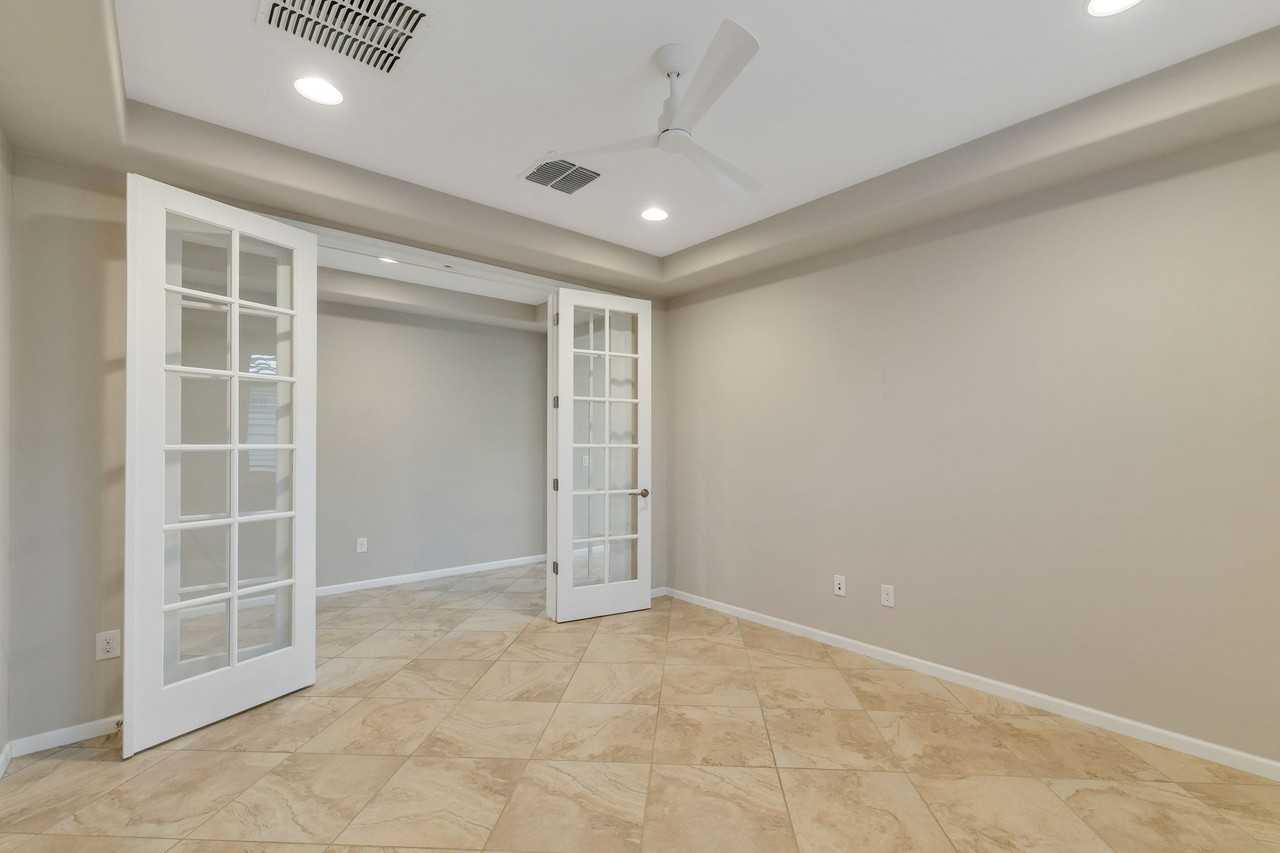 7631 W Laurel Ln - Photo 6 of 33