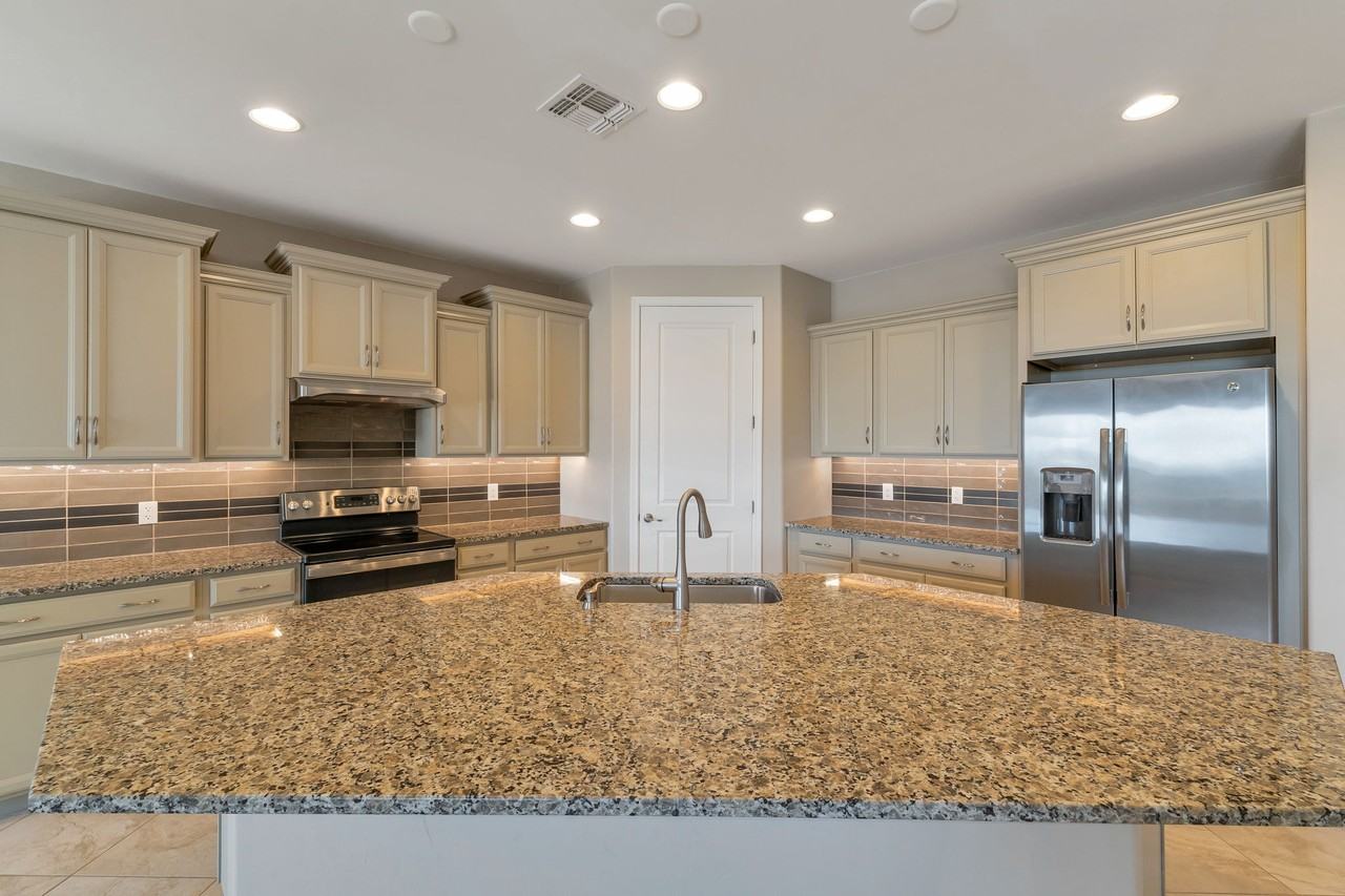 7631 W Laurel Ln - Photo 7 of 33