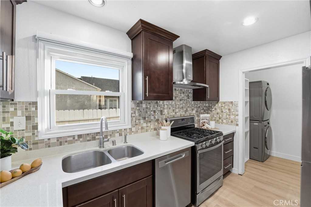 190 N Flower St - Photo 7 of 20