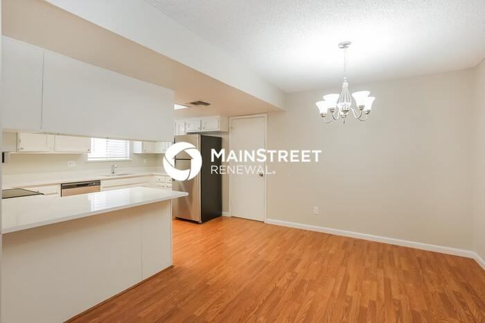 2807 N 45th Dr - Photo 4 of 16