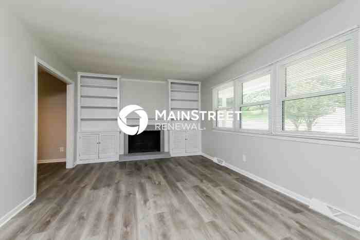 332 Foxcroft Dr - Photo 4 of 17