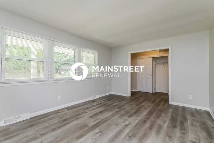 332 Foxcroft Dr - Photo 5 of 17