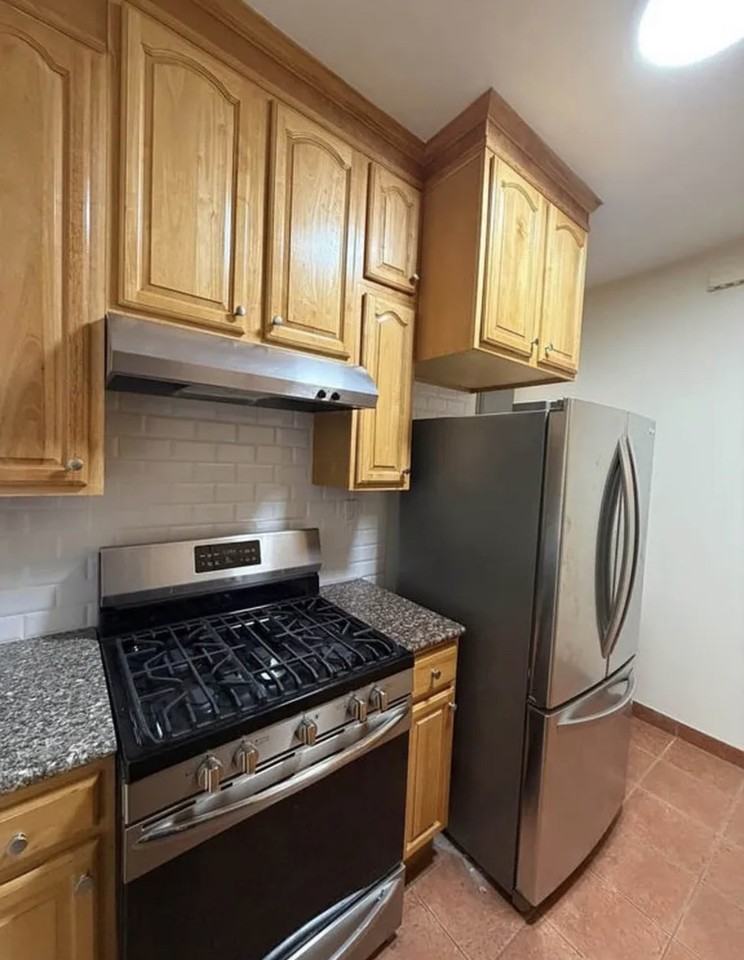 4731 43rd St #2R - Photo 6 of 7