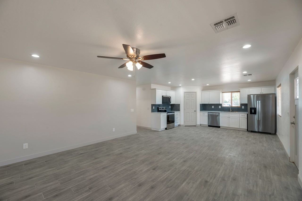 801 E 2nd St #B - Photo 2 of 15