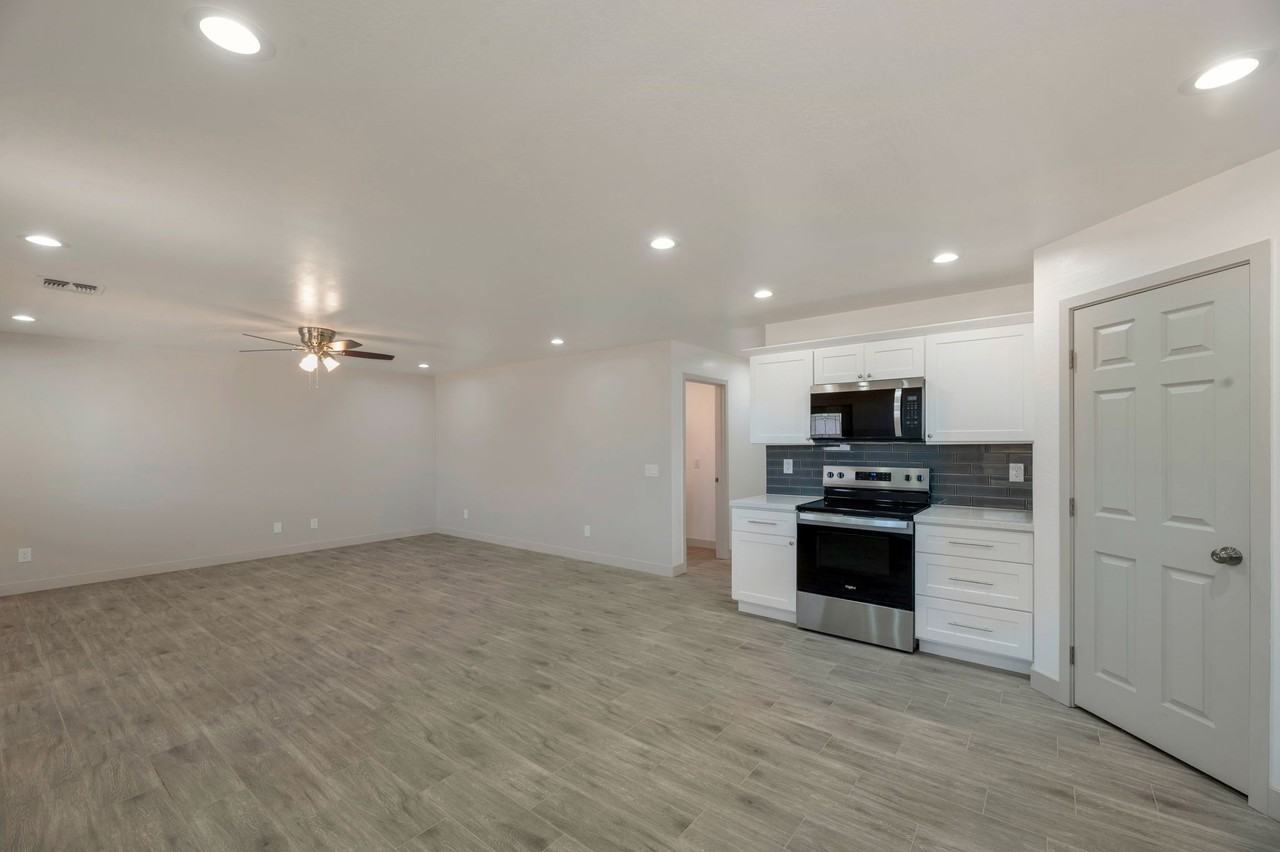 801 E 2nd St #B - Photo 4 of 15