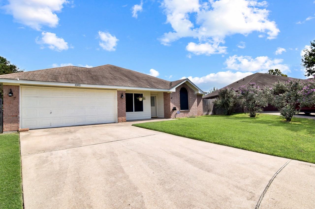 1202 Frio St - Photo 2 of 21