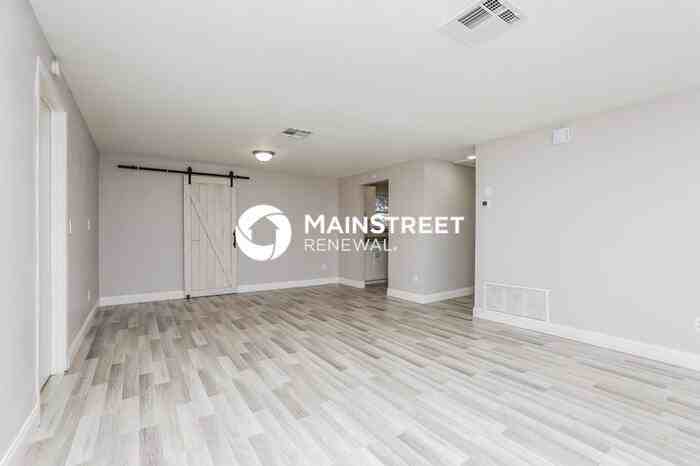 2261 Conway Dr - Photo 4 of 16