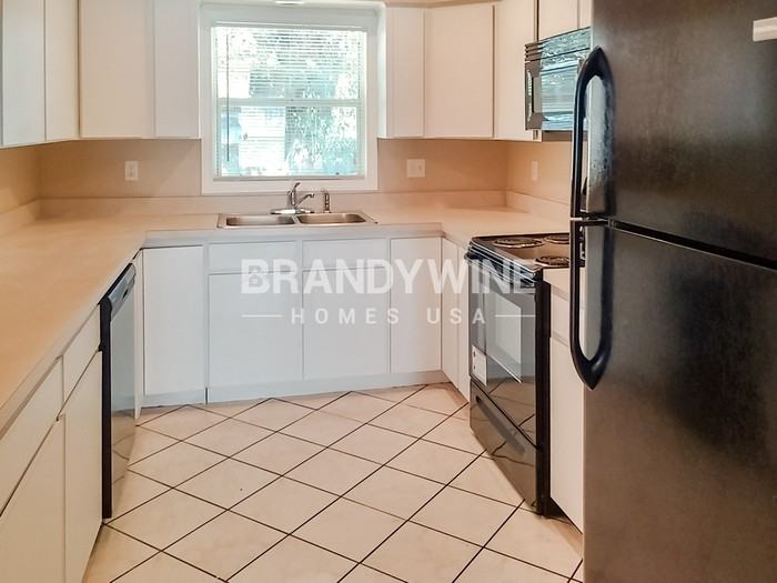 8810 N Orangeview Ave - Photo 3 of 13