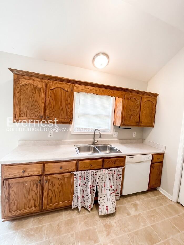 901 Avery Green Ct - Photo 2 of 16