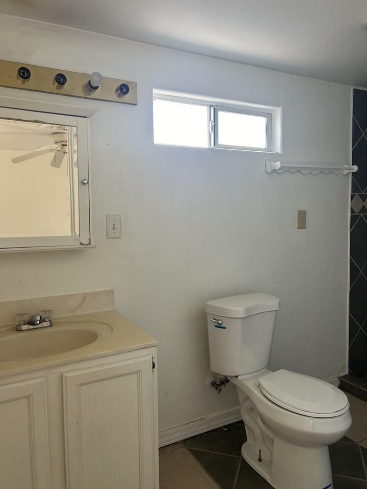 1217 W Wabash St #3 - Photo 5 of 7