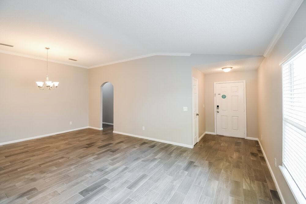 1032 Beckingham Dr - Photo 4 of 16