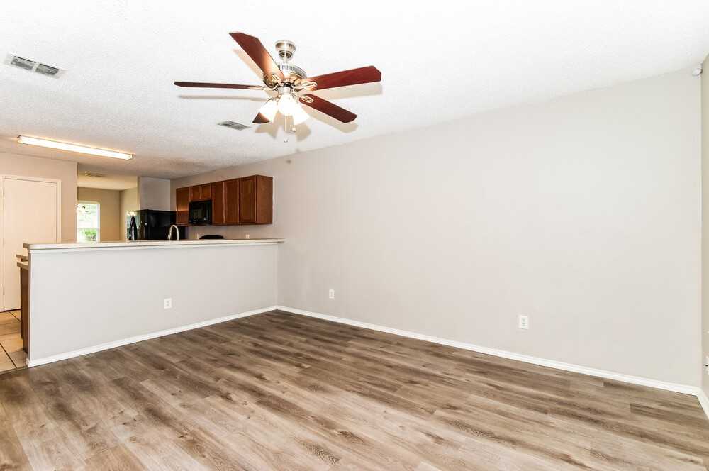 1112 Alexandria Dr - Photo 5 of 16
