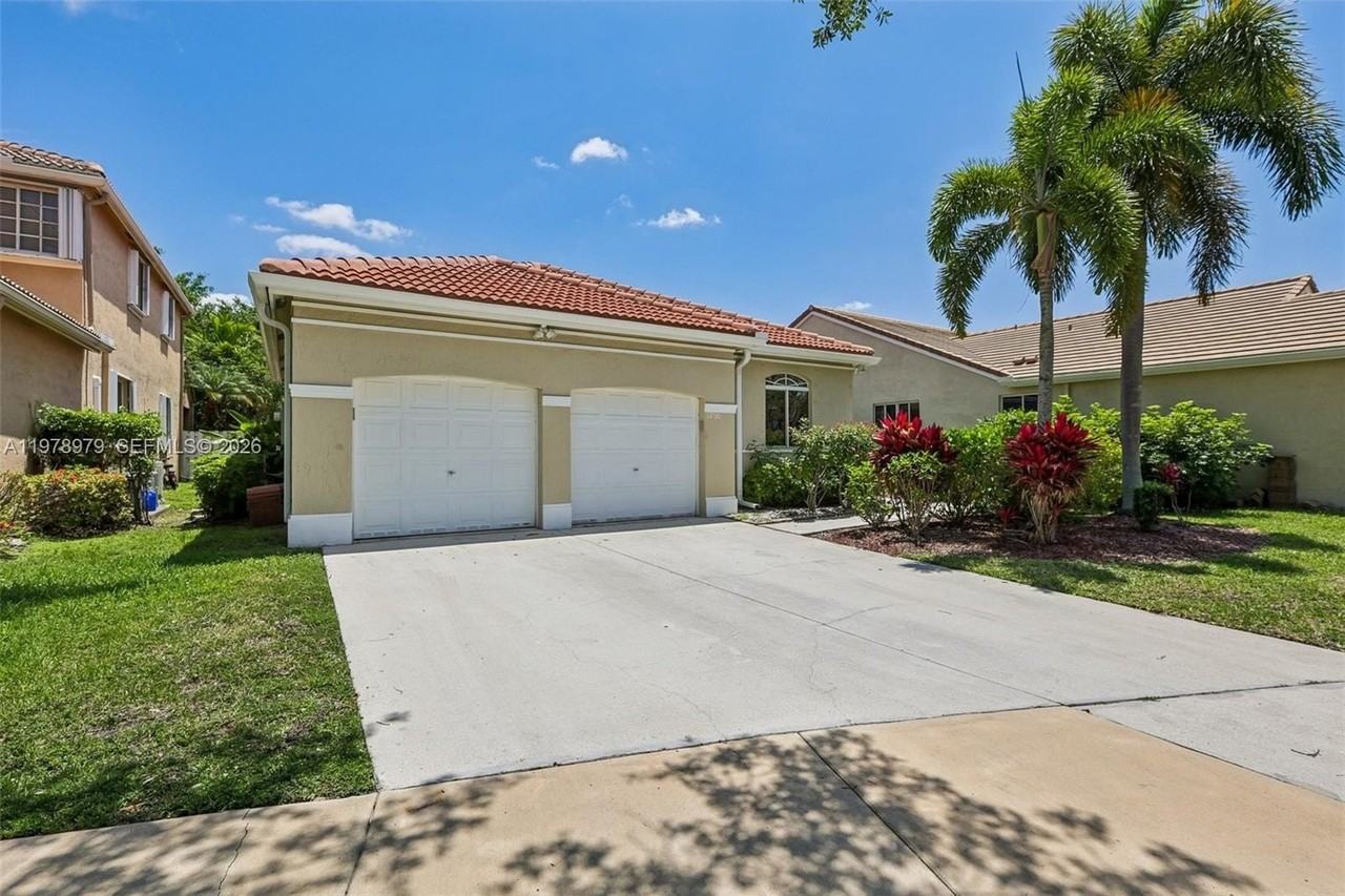 1290 Camellia Ln - Photo 5 of 50