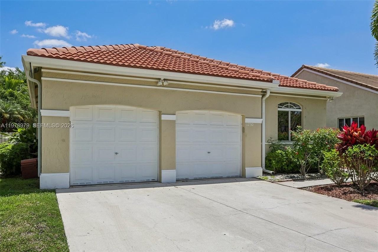 1290 Camellia Ln - Photo 6 of 50