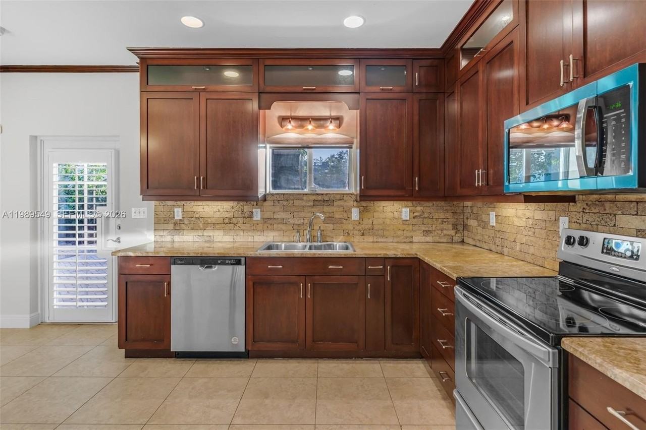 7048 Sw 83rd Ct - Photo 7 of 38