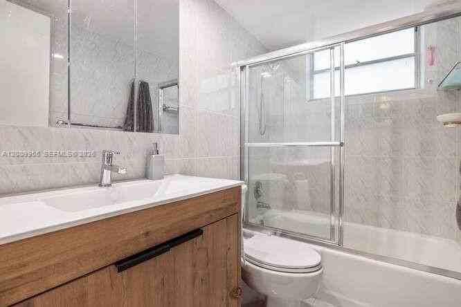 9140 Collins Ave #C - Photo 7 of 14