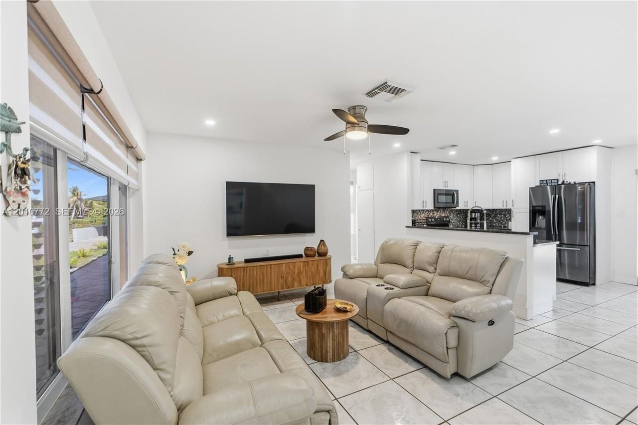 630 Ne 23rd Ct - Photo 6 of 43