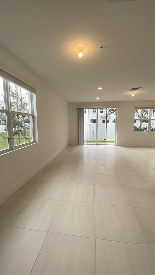 125 Sw 171st Way #125 - Photo 5 of 22