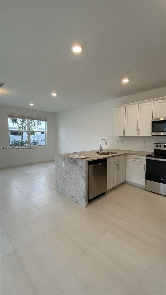 125 Sw 171st Way #125 - Photo 6 of 22