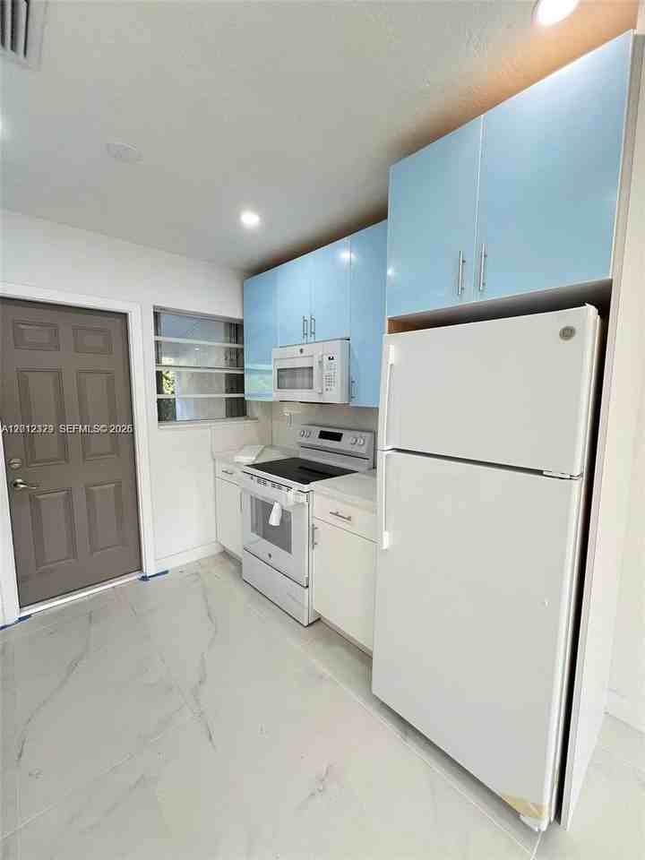 15741 Nw 38th Pl #2 - Photo 3 of 6