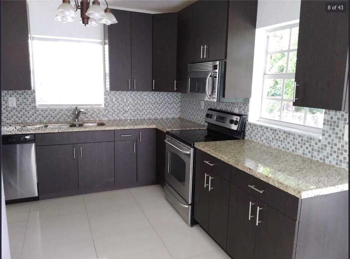 829 Columbus Blvd - Photo 4 of 7