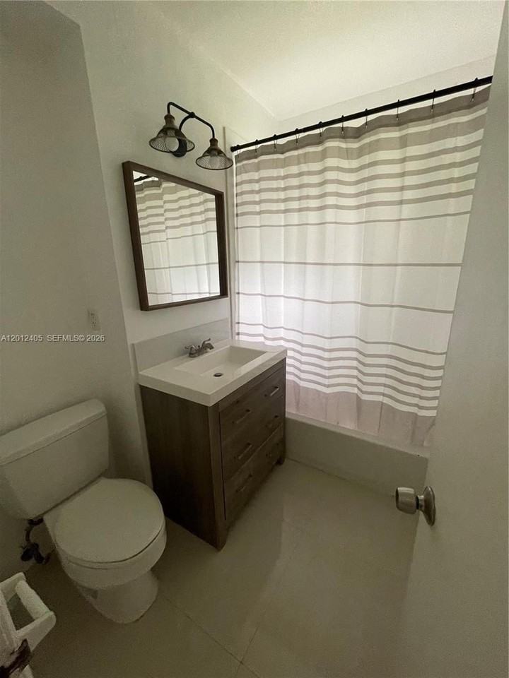 829 Columbus Blvd - Photo 6 of 7