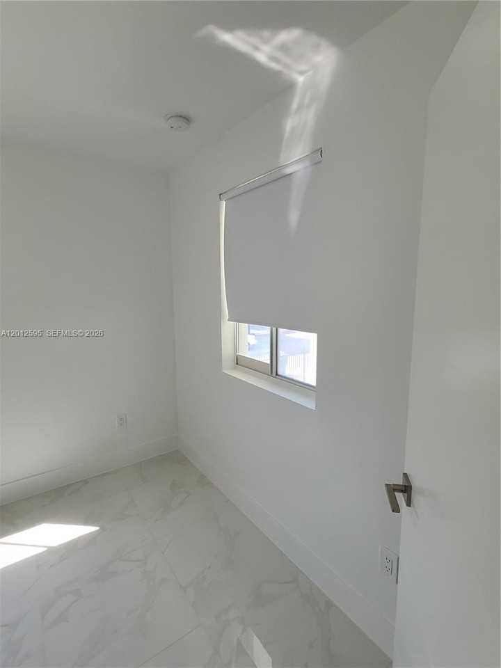 1646 Nw 1st Pl #4 - Photo 7 of 17