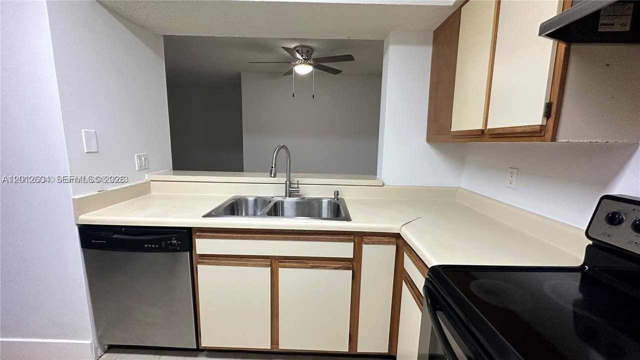 1243 Sw 46th Ave #1111 - Photo 3 of 23