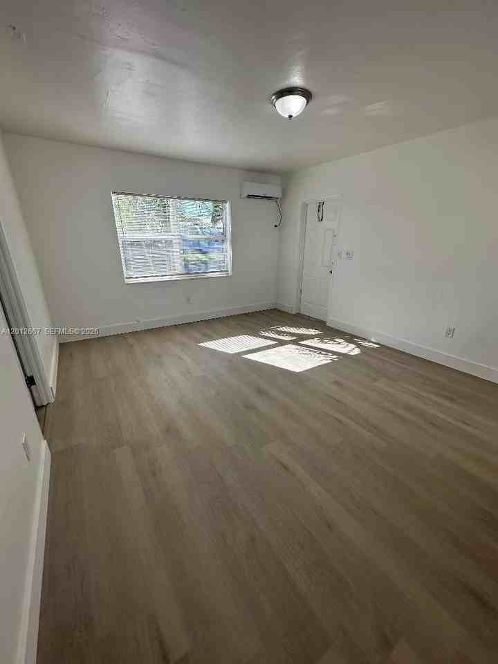 1956 Lincoln St #6 - Photo 4 of 8