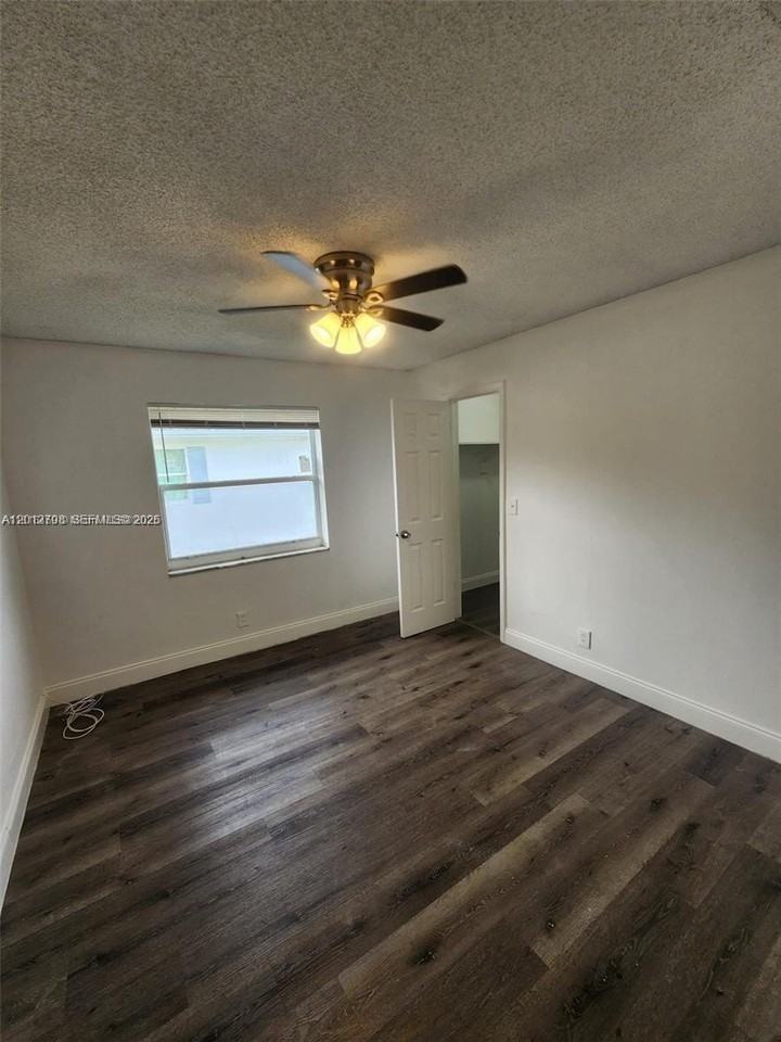 4117 Woodside Dr #4 - Photo 6 of 9