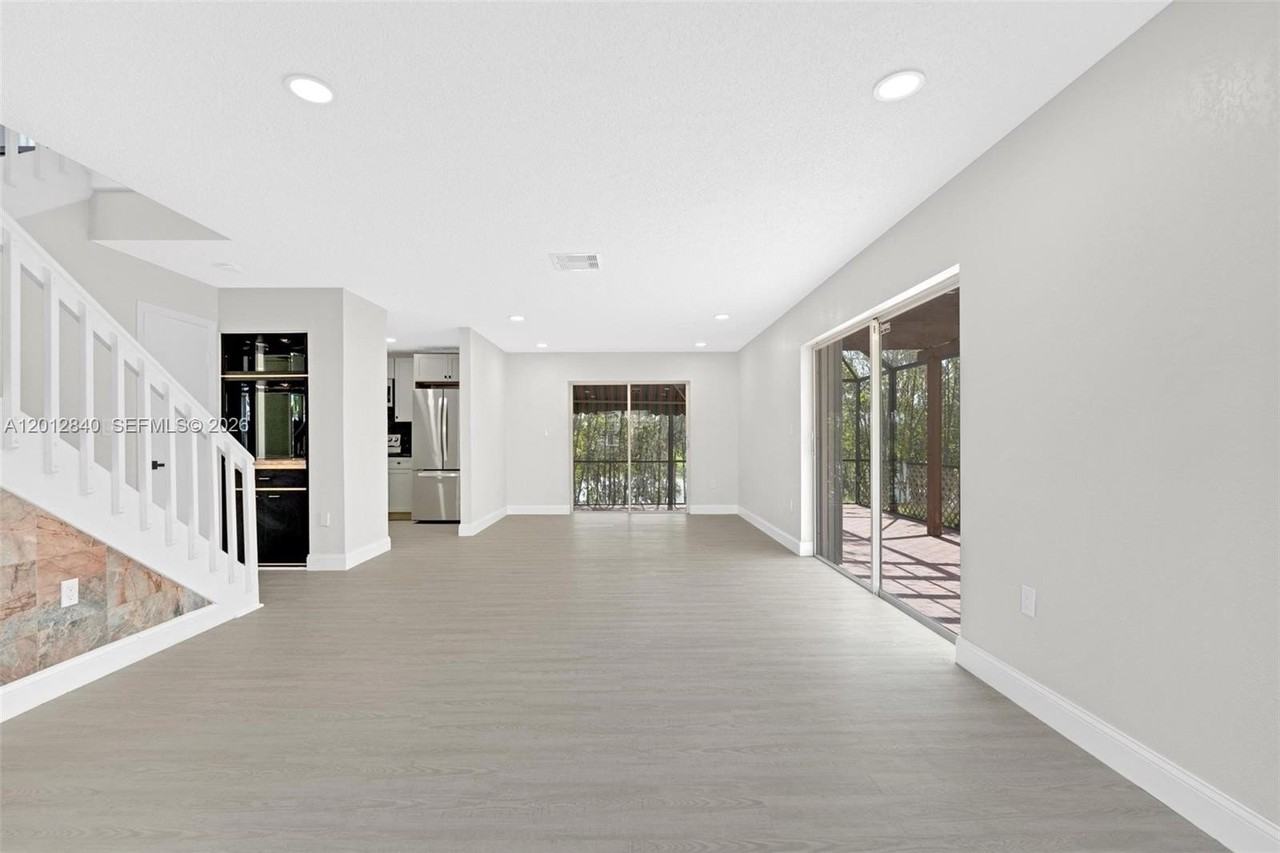 10065 Nw 54th Ter - Photo 4 of 47