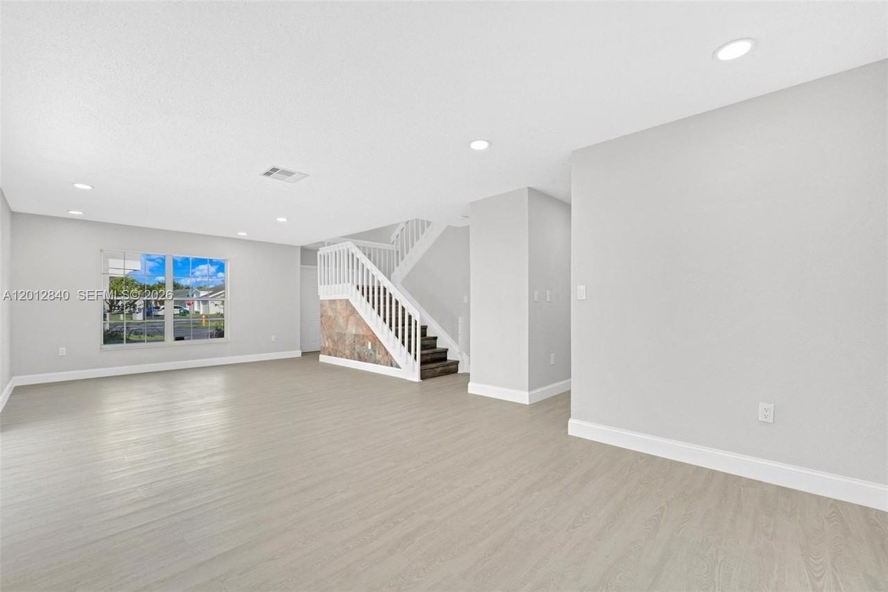 10065 Nw 54th Ter - Photo 5 of 47
