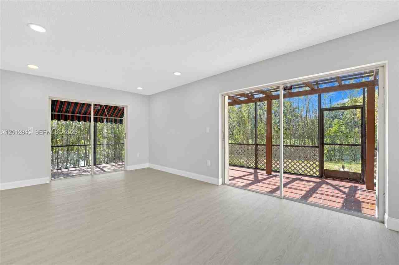 10065 Nw 54th Ter - Photo 6 of 47