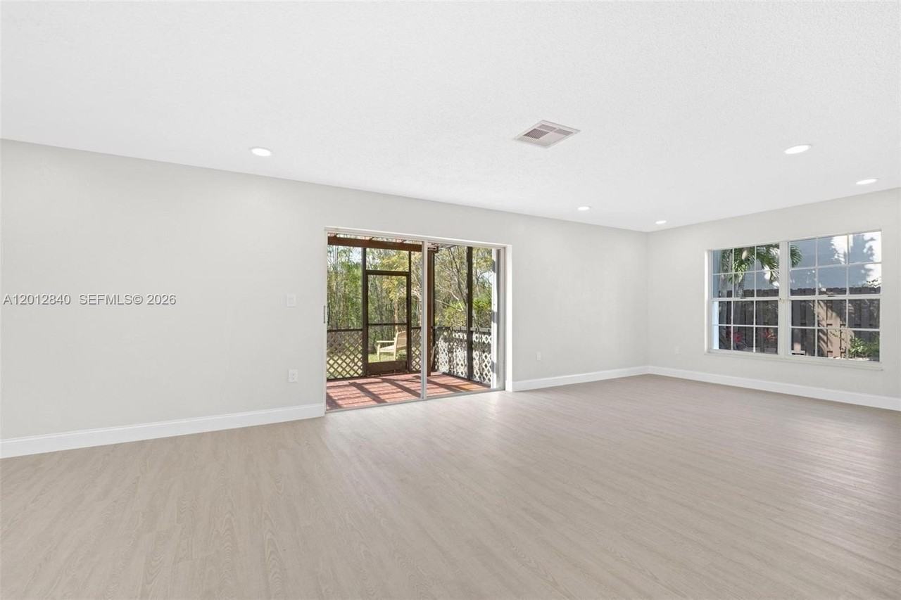 10065 Nw 54th Ter - Photo 7 of 47
