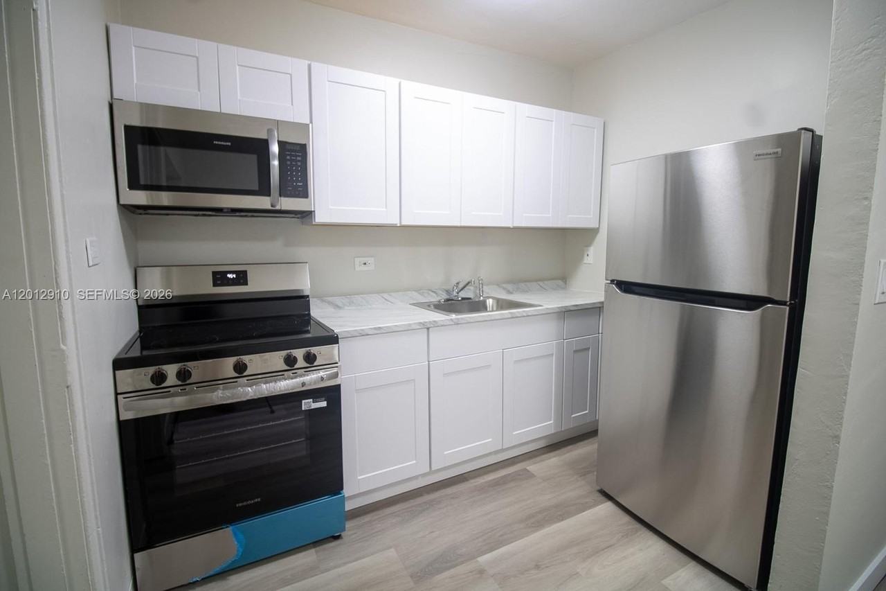 5860 Sw 9th St #A - Photo 6 of 20