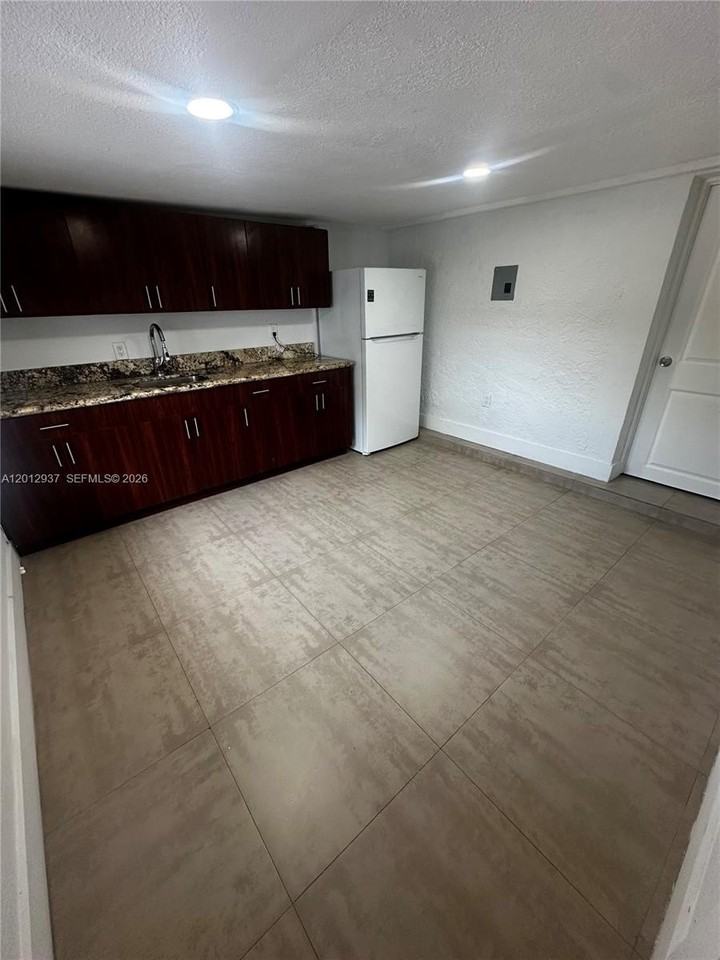 18560 Sw 128th Ave #B - Photo 2 of 9