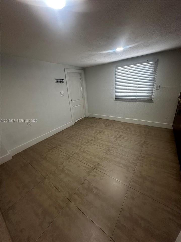 18560 Sw 128th Ave #B - Photo 6 of 9
