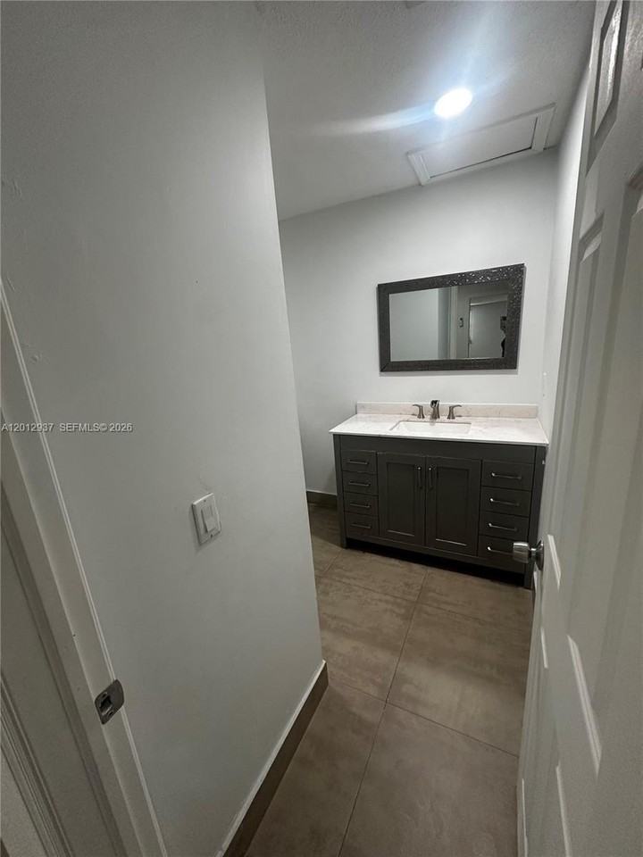 18560 Sw 128th Ave #B - Photo 7 of 9
