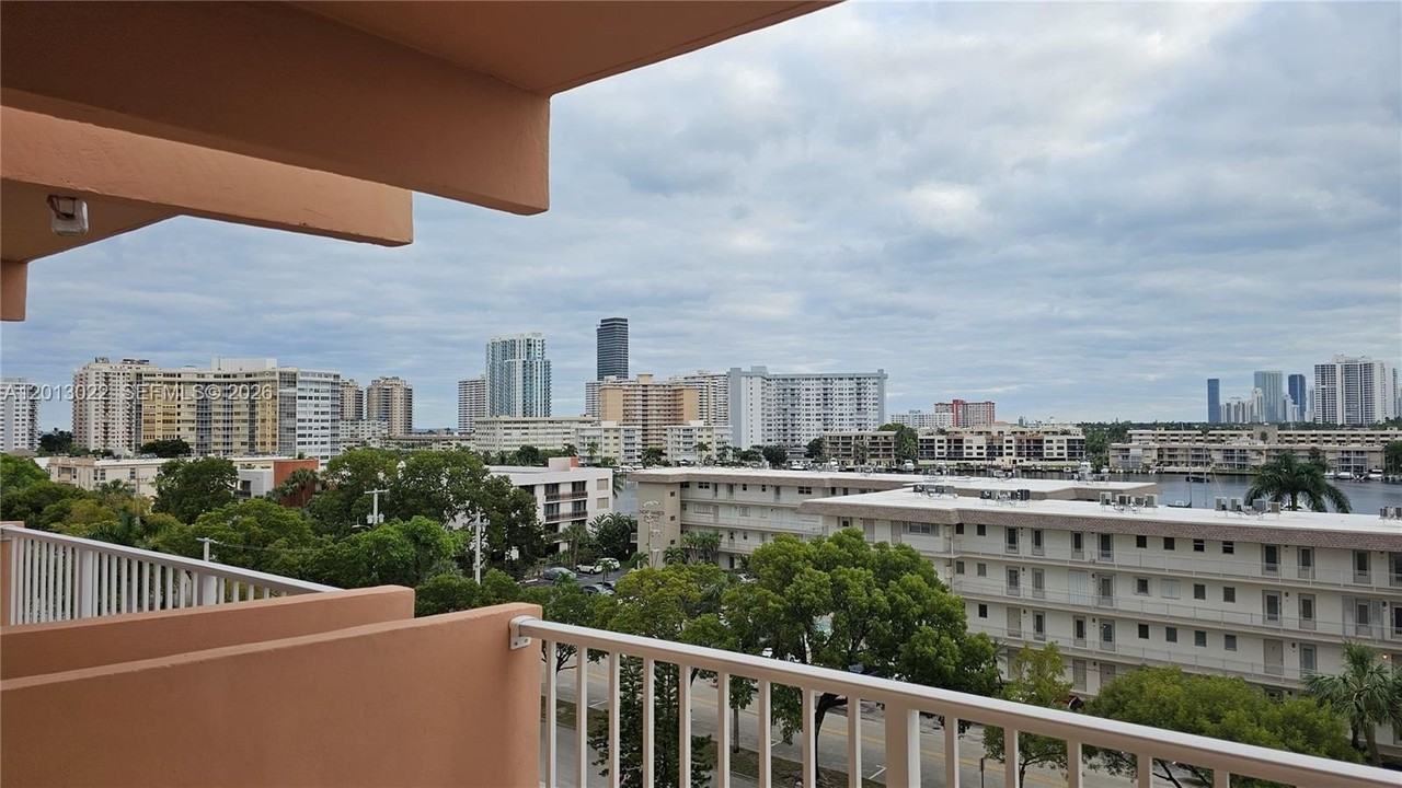 2200 E Hallandale Beach Blvd #709 - Photo 3 of 24
