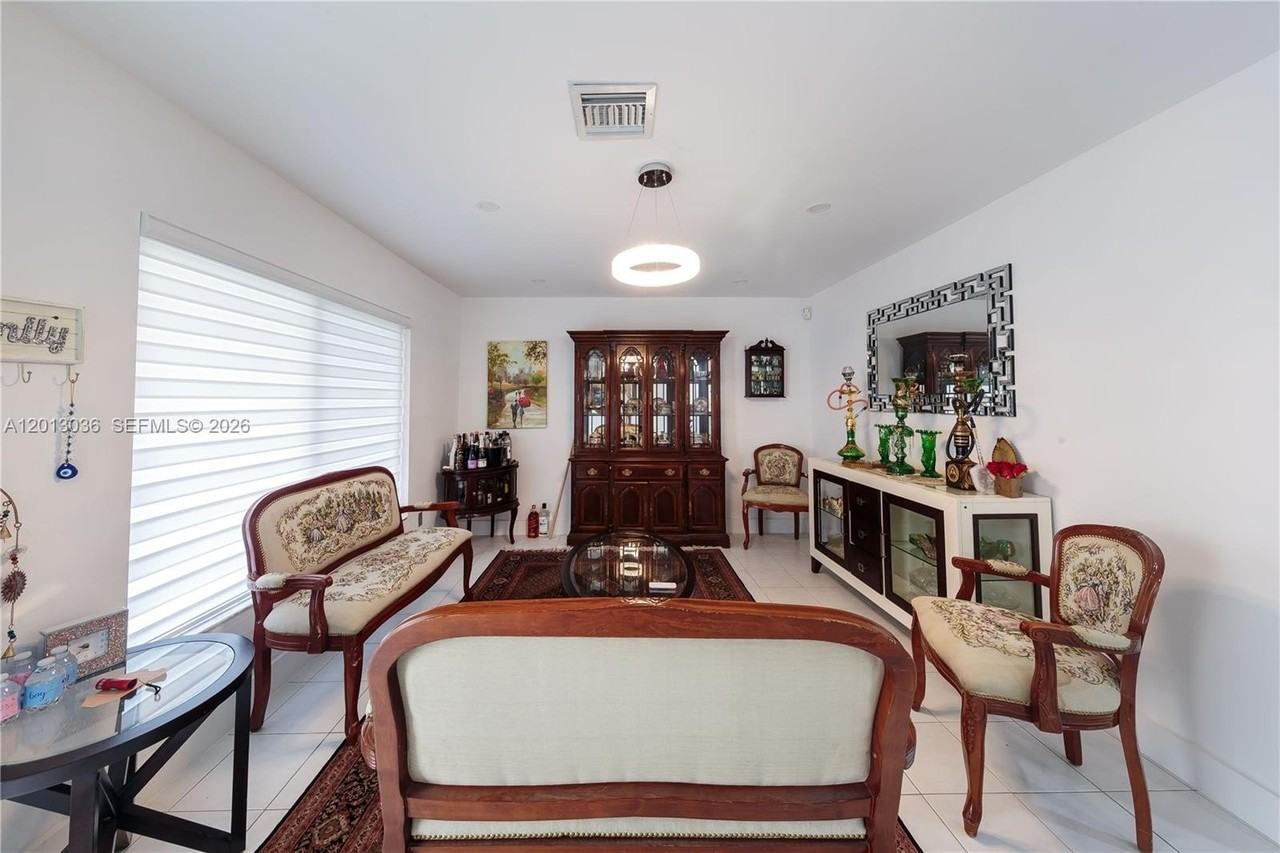 19311 Sterling Dr - Photo 4 of 38